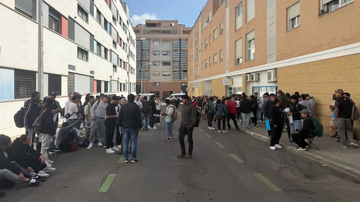Largas colas en Madrid para conseguir el certificado de vulnerabilidad: "Tres días haciendo fila. Emociona ver este sello porque estuve viviendo una vida muy miserable"