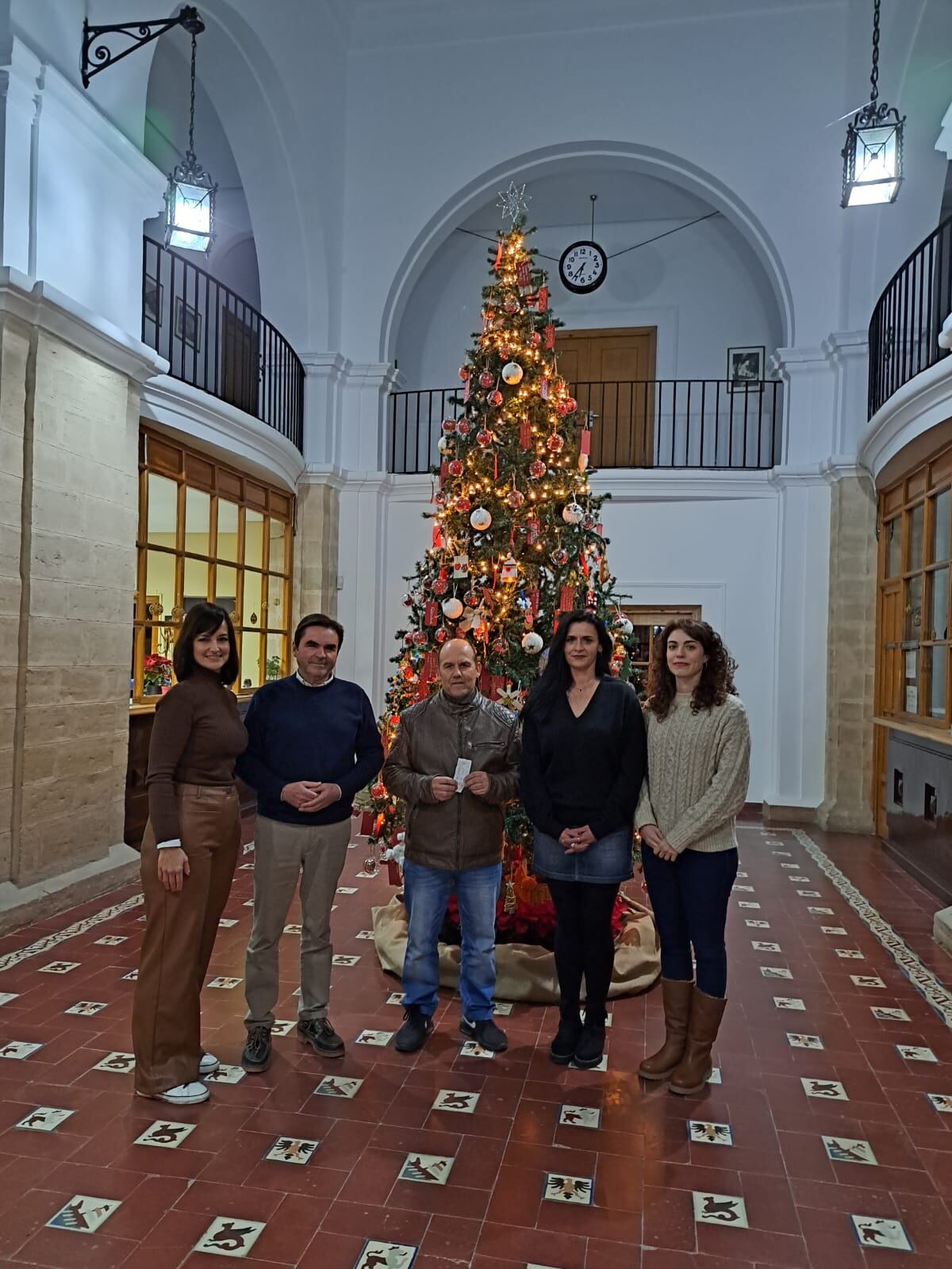 Francisco Luis Santiago, ganador del primer premio, junto al alcalde y concejalas de Porcuna.