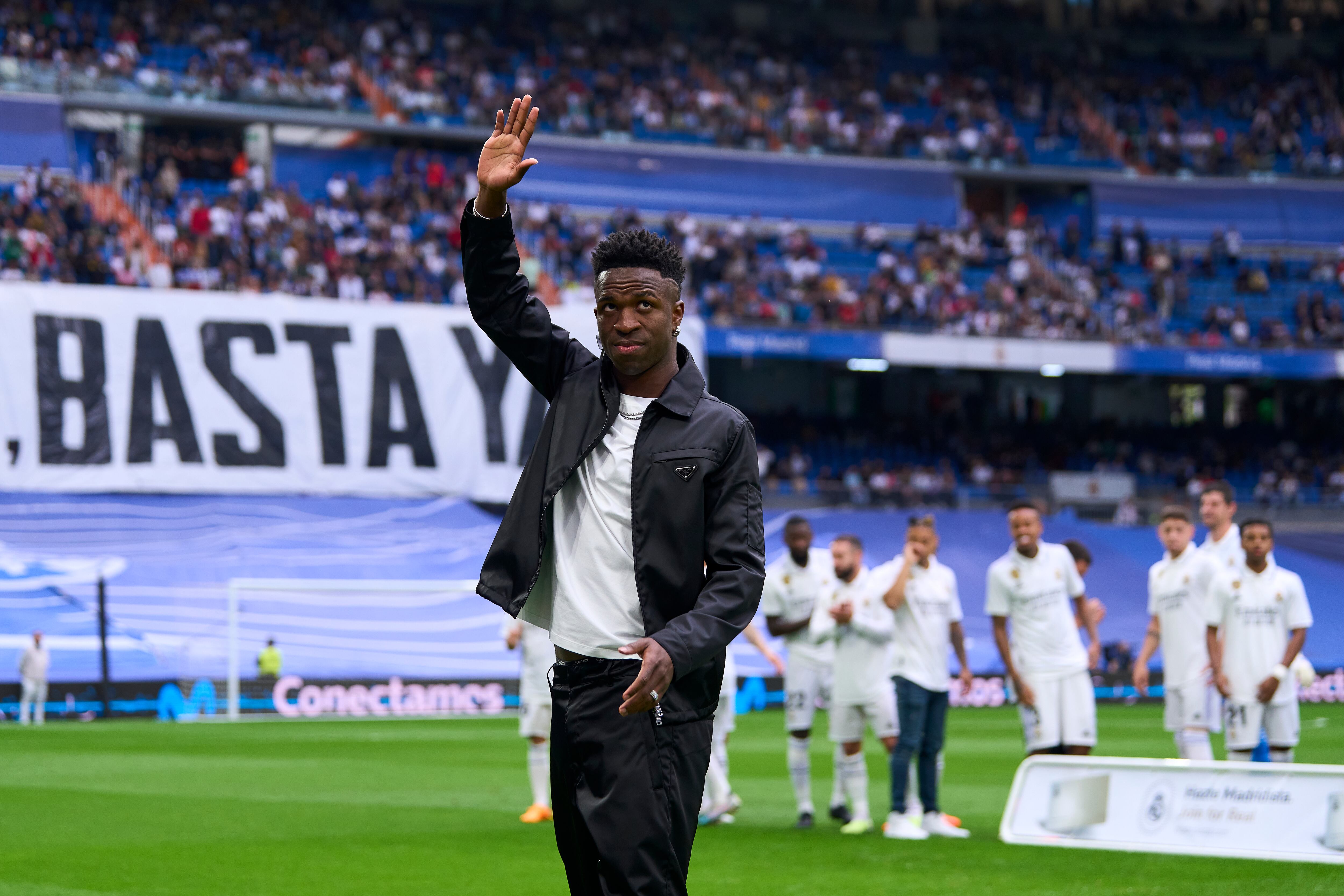 Vinicius agradece el apoyo sobre el césped del Santiago Bernabéu. (Diego Souto/Quality Sport Images/Getty Images)