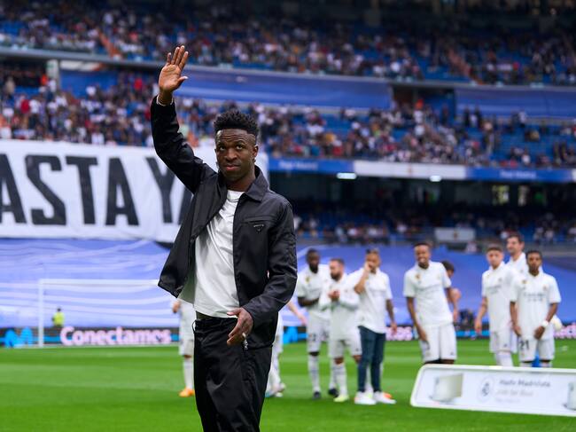 Vinicius agradece el apoyo sobre el césped del Santiago Bernabéu. (Diego Souto/Quality Sport Images/Getty Images)