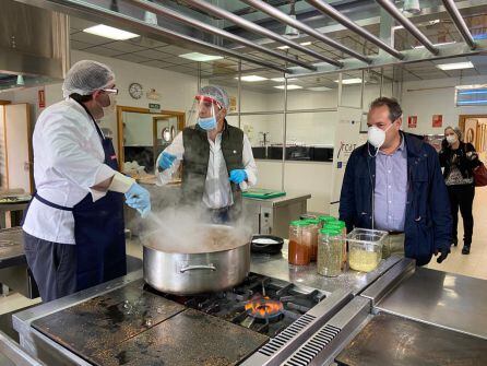 El cocinero Ginés, del Hotel Meliá (i), el presidente de la Diputación, Carlos Mazón (c) y el coordinador de Alicante Gastronómica, Carlos Baños (d).