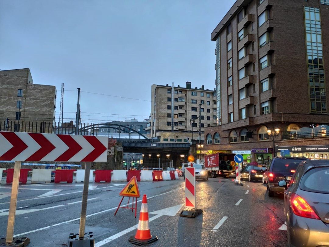 Obras y atasco en Nicolás Soria, en Oviedo