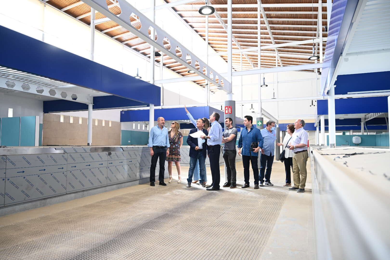 Visita de miembros de la corporación al Mercado de Frutas y Verduras de Linares.