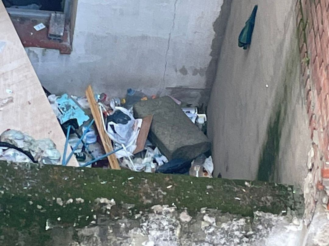 Aspecto que presenta el patio interior de la calle Gerardo Moraleja lleno de basura y suciedad