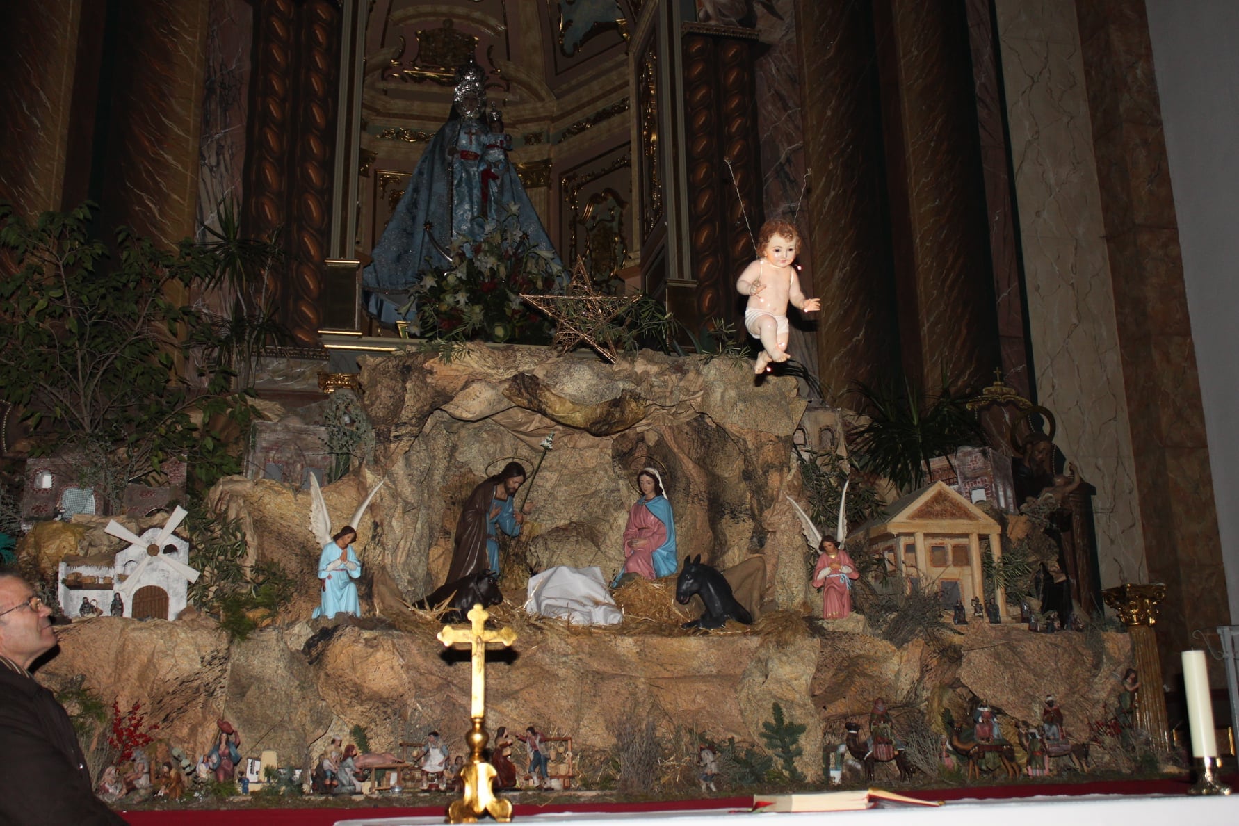 El Niño Jesús desciende desde el coro hasta el altar