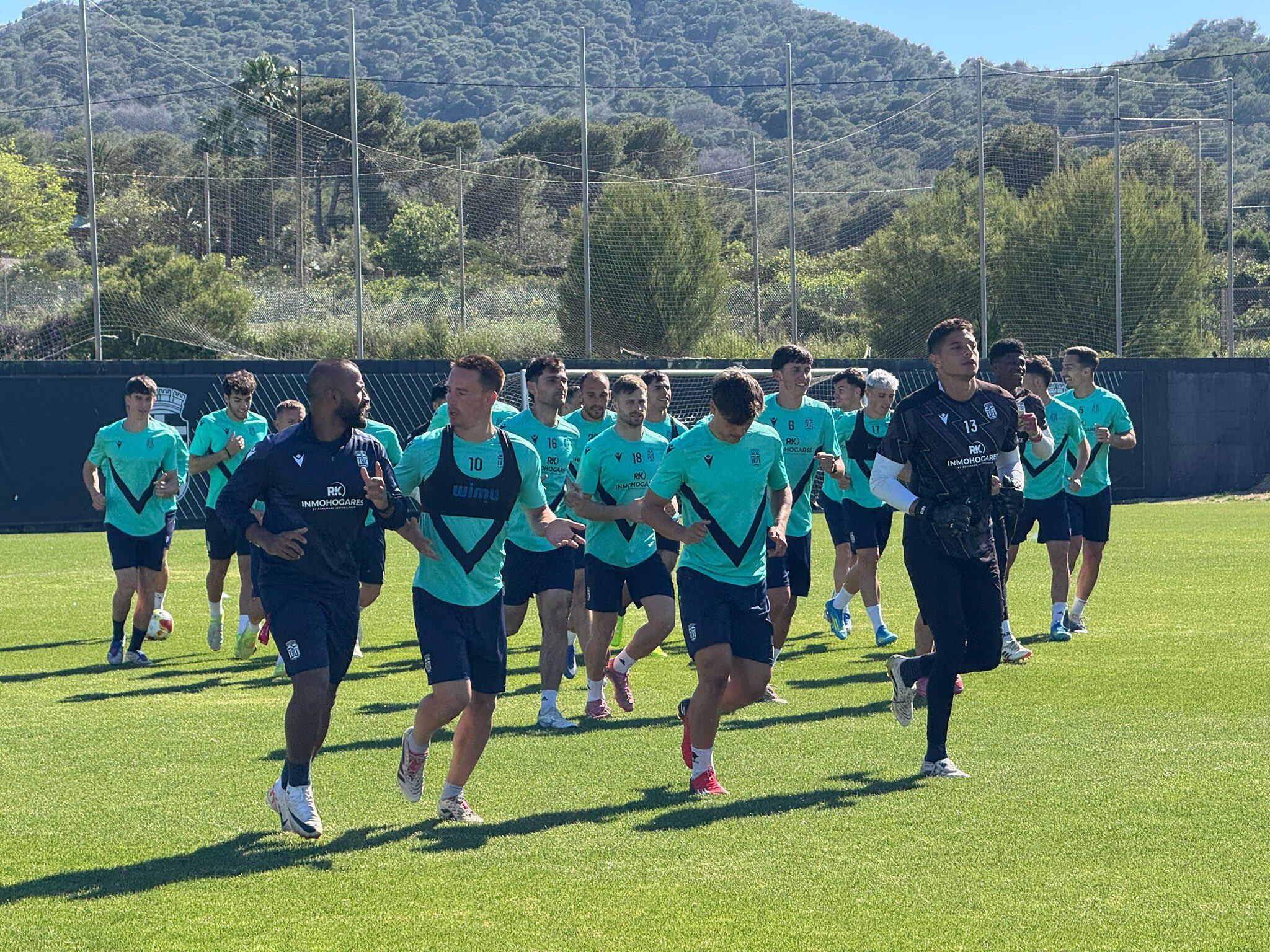 La plantilla del FC Cartagena en el primer entrenamiento de la semana