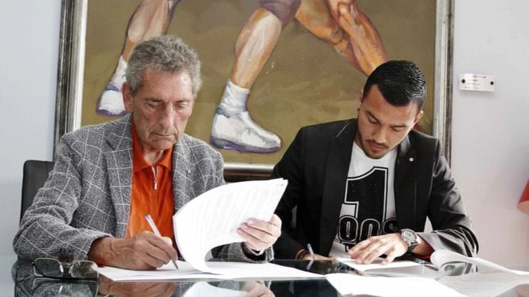 El presidente del R.C Celta de Vigo Carlos Mouriño (izq) y Gustavo Cabral (dcha) firman la renovación del cnetral argentino por tres temporadas más