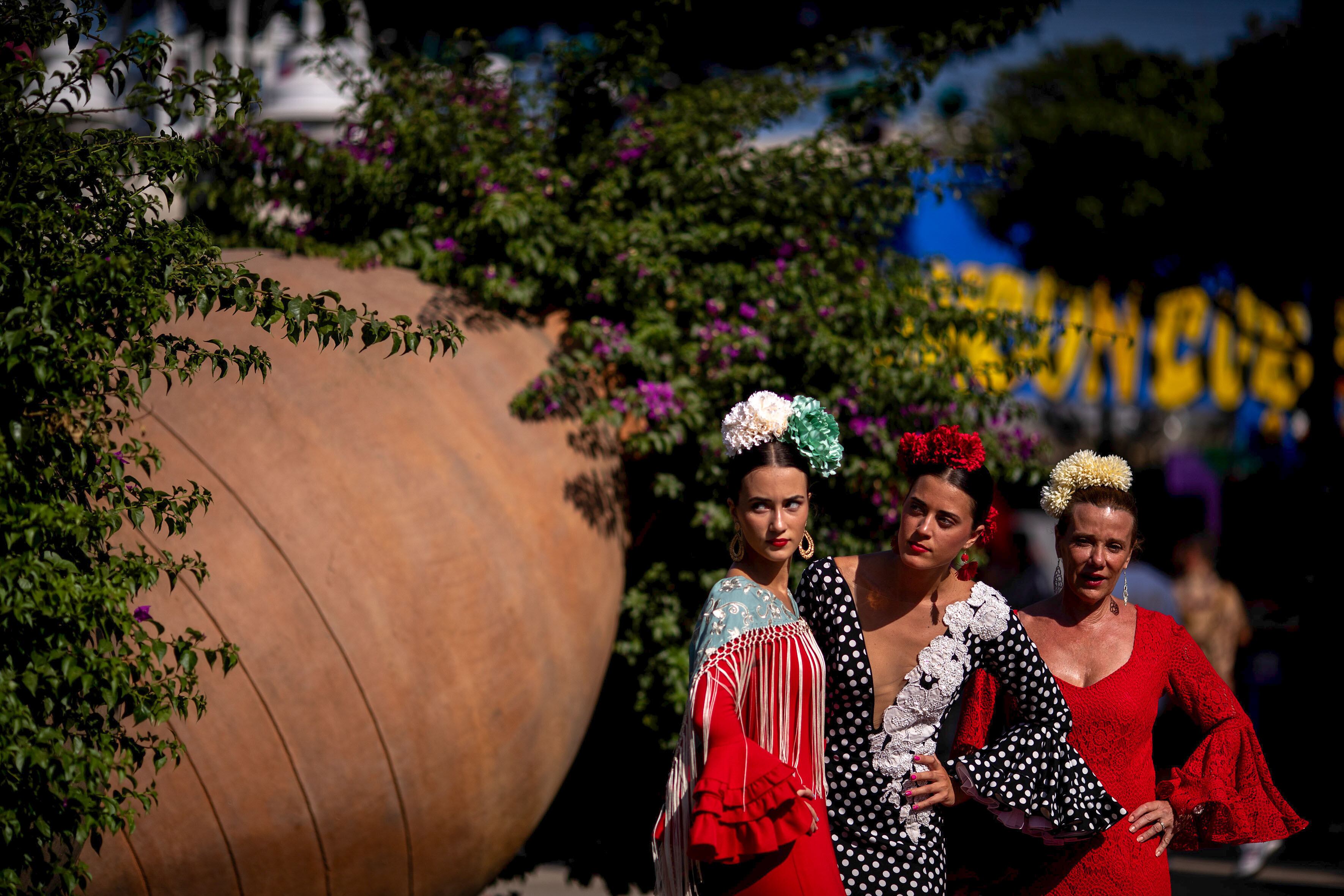 MÁLAGA (ANDALUCÍA), 22/08/2024.- Unas mujeres vestidas de flamenco en el recinto Ferial Cortijo de Torres este jueves, durante la sexta jornada de la Feria de Málaga (Andalucía). EFE/ Jorge Zapata
