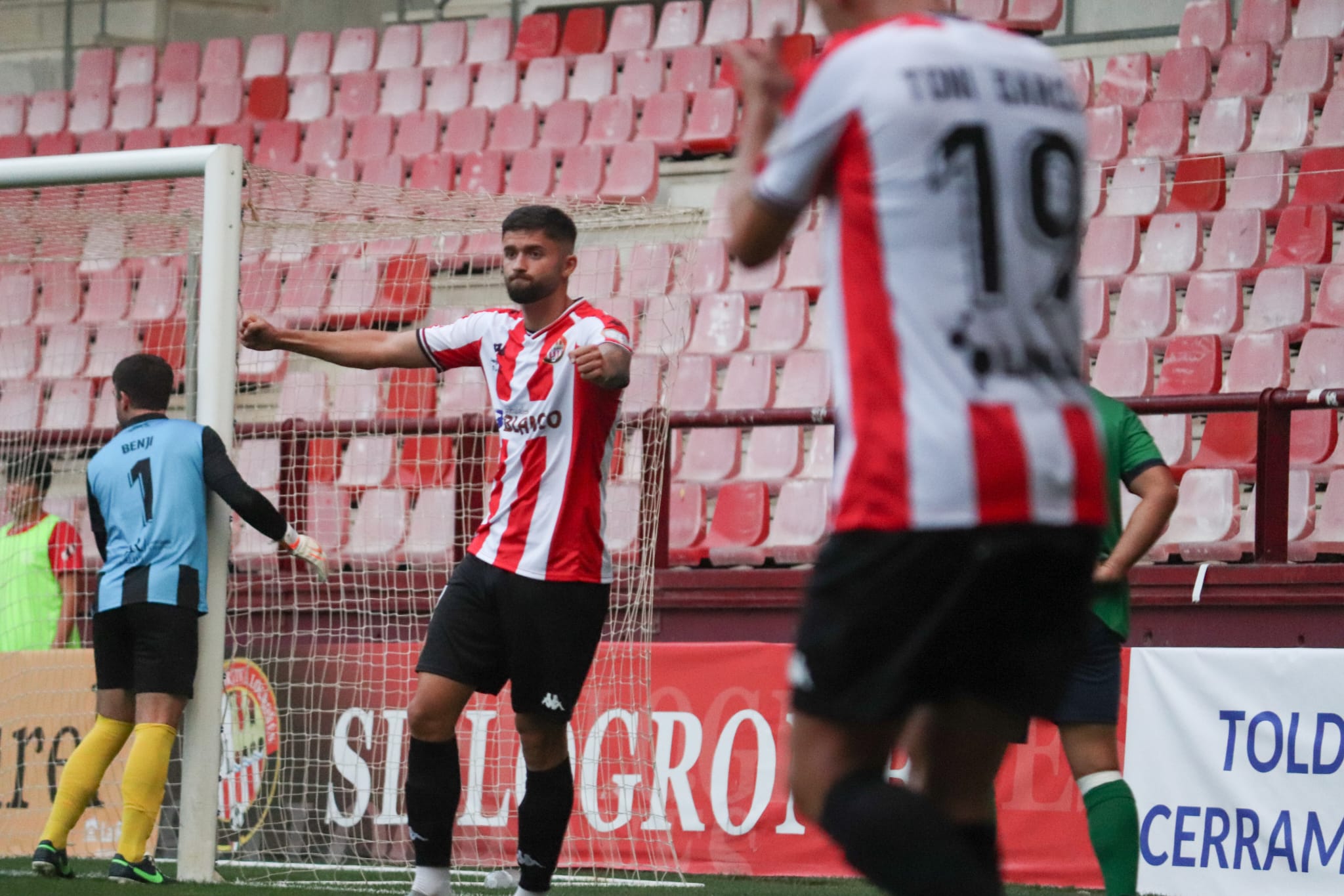 Jordi Escobar celebra el primero de sus tres goles ante el CD Berceo / SD Logroñés