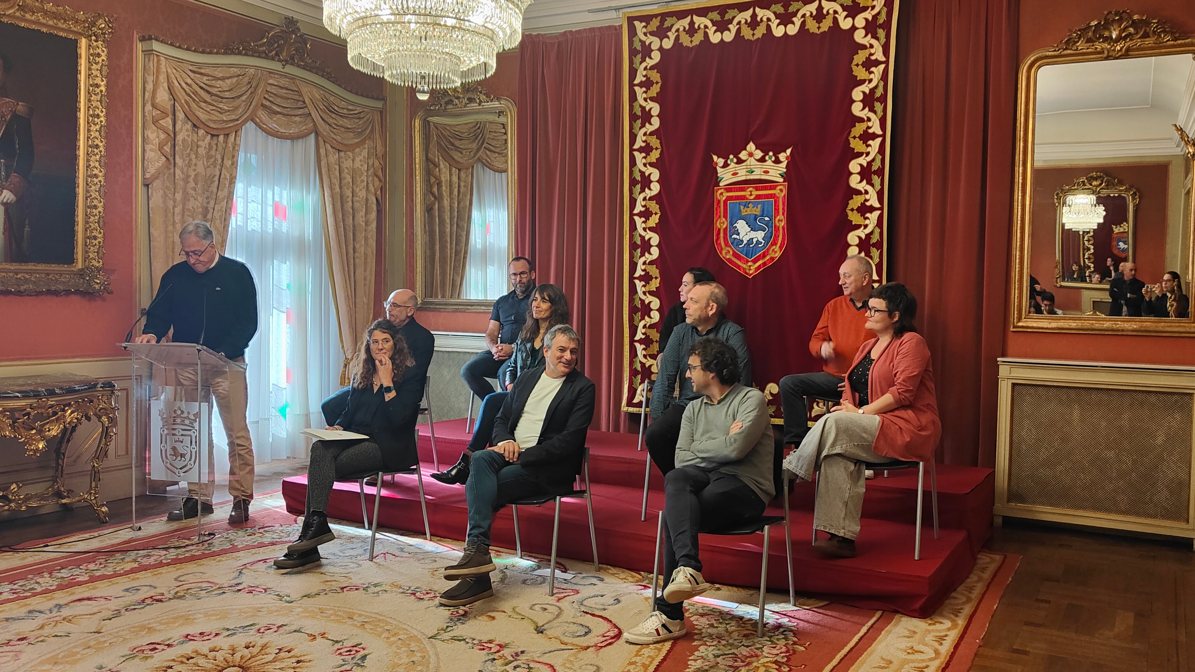 Joseba Asirón, alcalde de Pamplona, y Garbiñe Bueno, concejala de Hacienda,han presentado el proyecto de presupuestos del Ayuntamiento de Pamplona para 2026