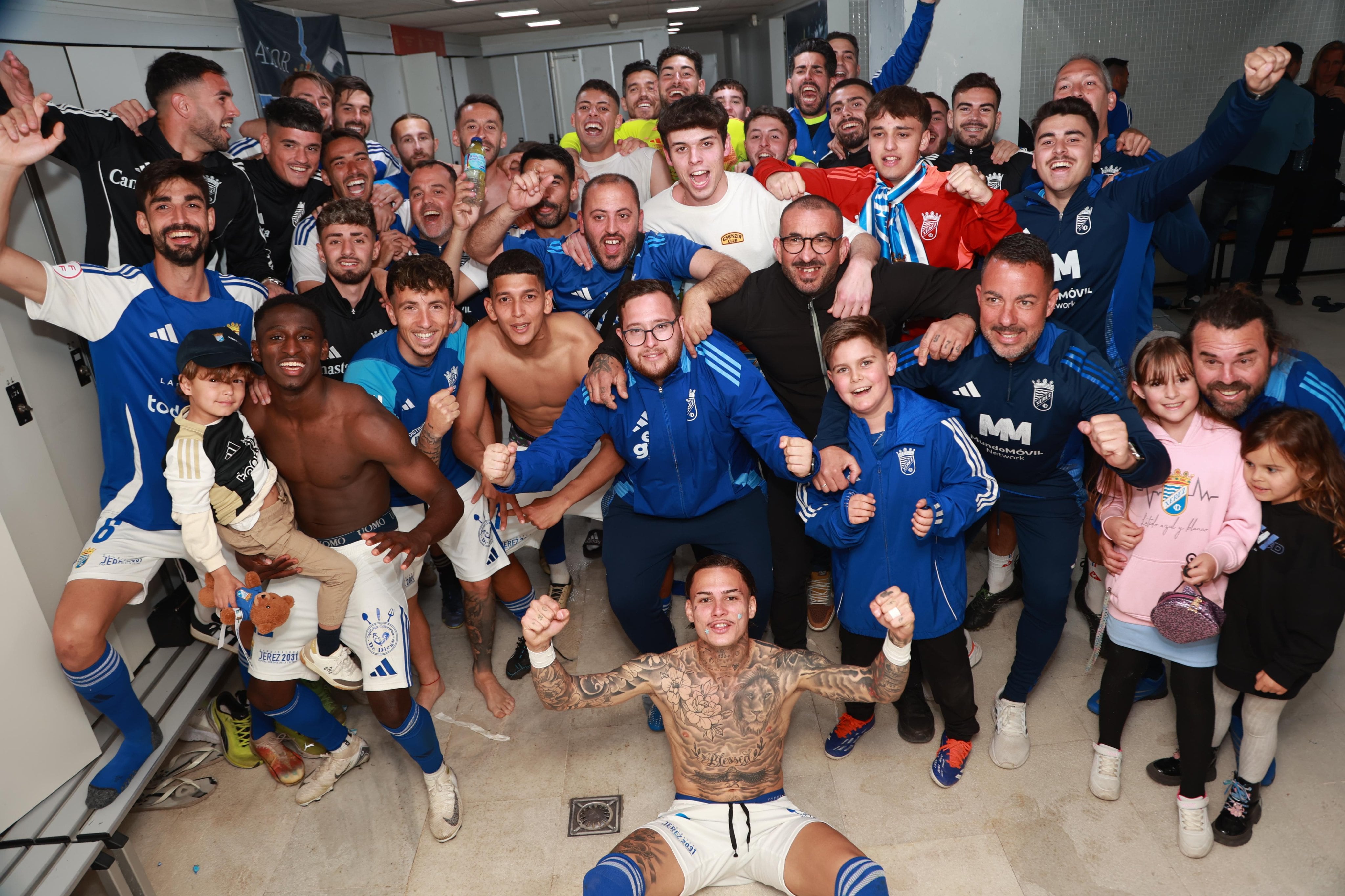 Jugadores del Xerez CD celebran la victoria en Chapín