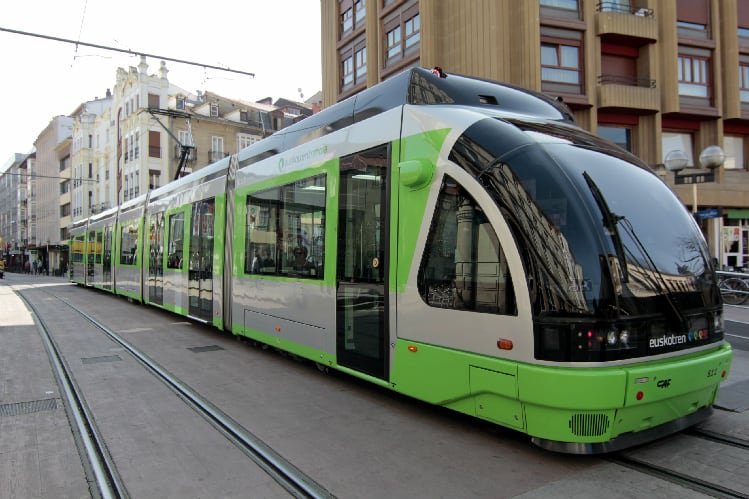 Tranvía en la parada del parlamento. Vitoria Gasteiz.