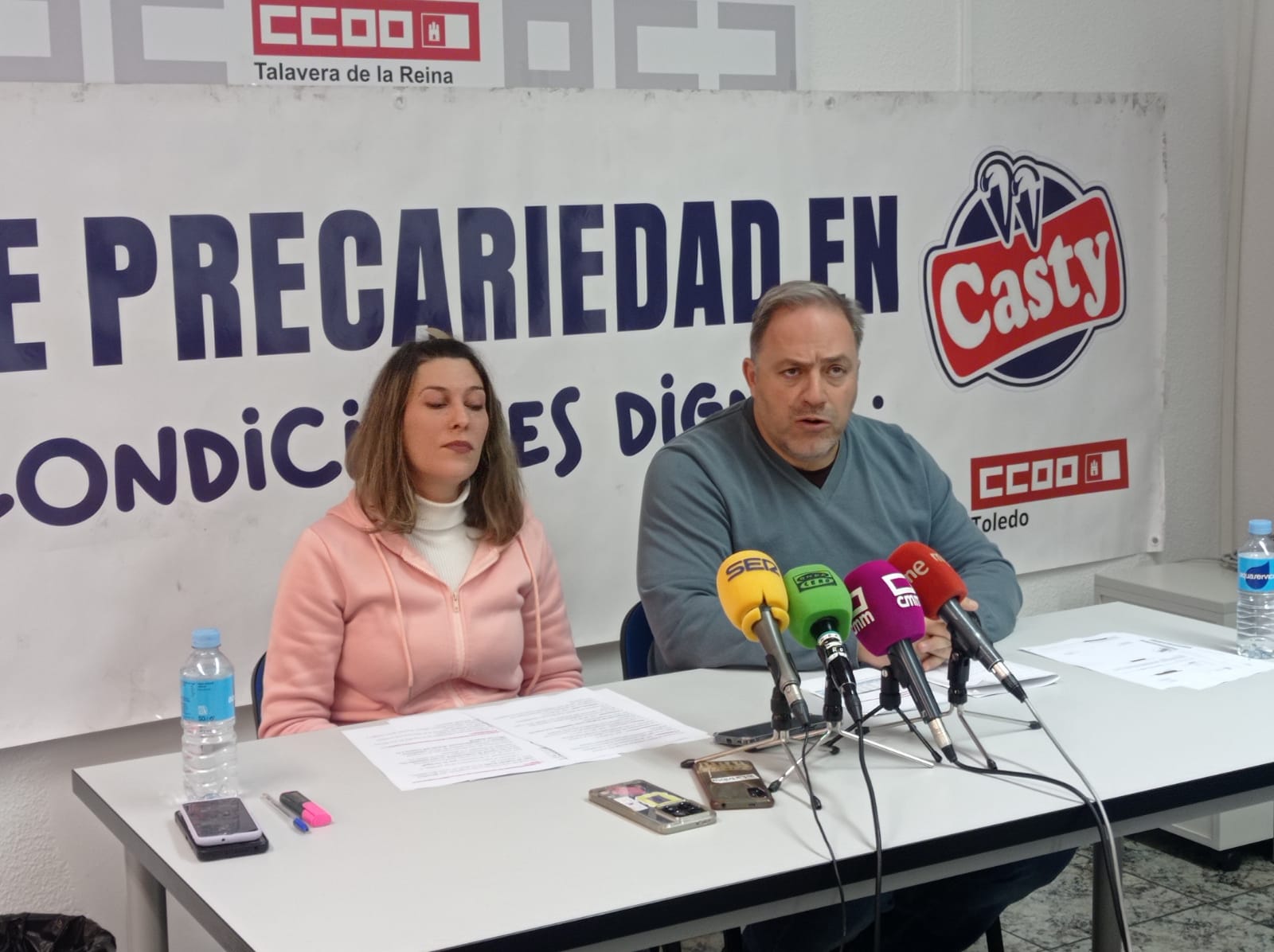 Alejandra Rodríguez, delegada sindical de CCOO en Casty, y Federico Pérez, secretario general de CCOO en la provincia de Toledo, comparecen en rueda de prensa