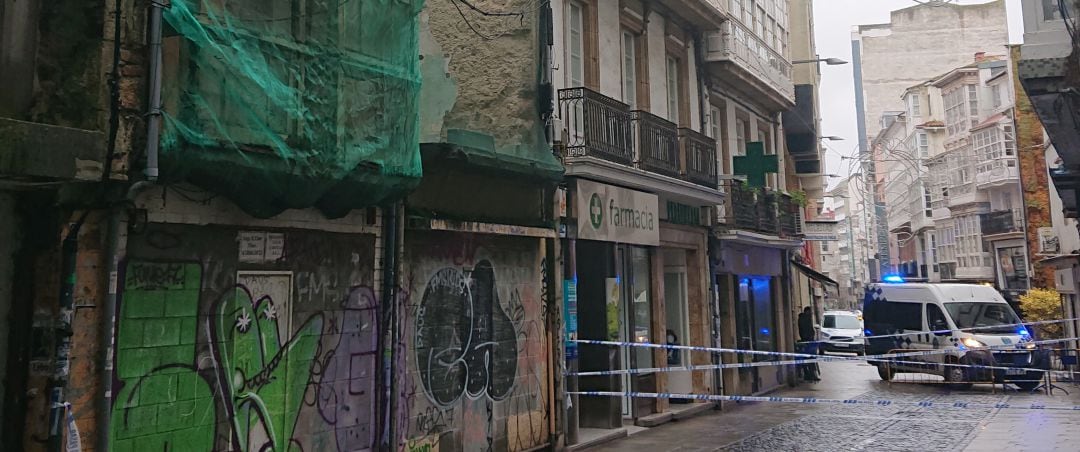 Edificio acordonado por peligro de desprendimiento en la calle San Andrés, A Coruña