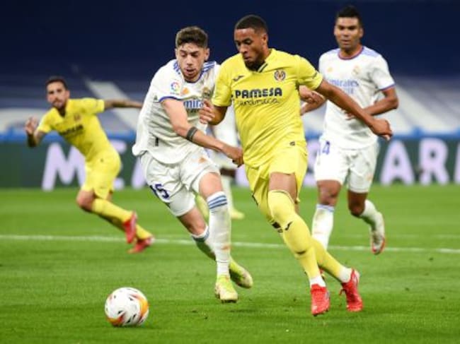 Valverde y Danjuma durante el Real Madrid - Villarreal