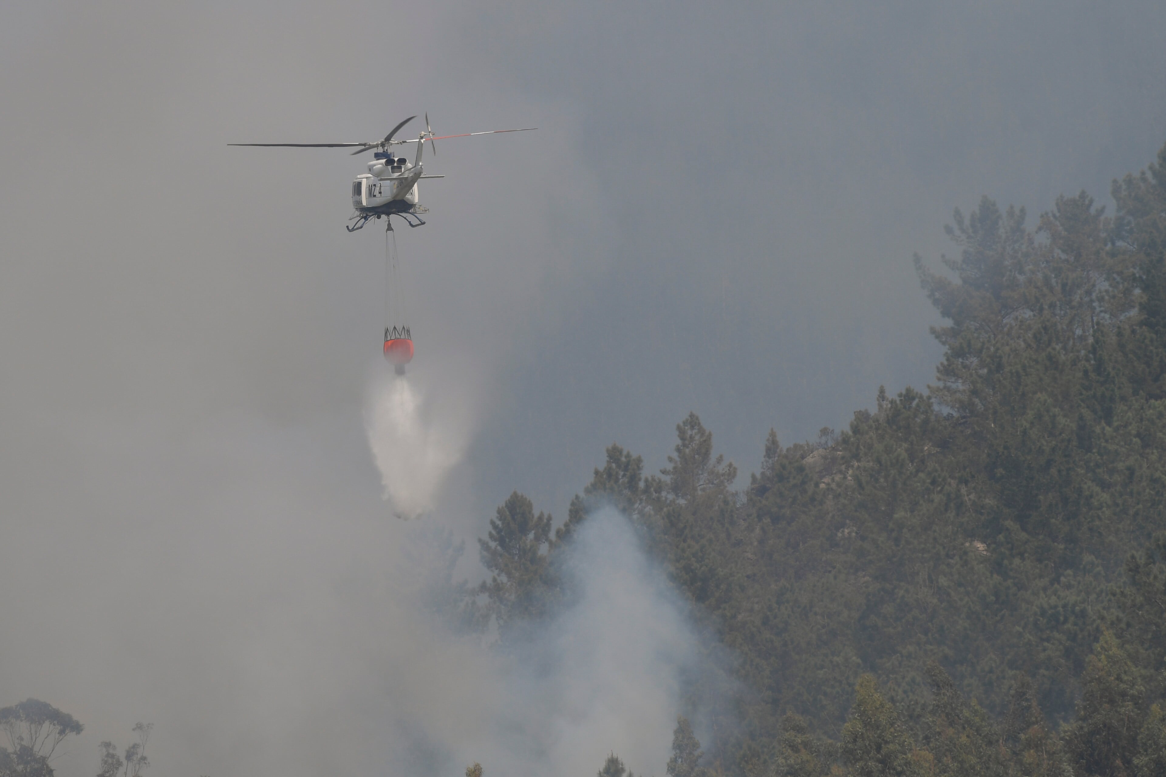 -FOTODELDÍA- LAS REGUERAS (OVIEDO), 09/04/2023.-La Unidad Militar de Emergencias (UME) se ha incorporado hoy con 60 efectivos y 23 vehículos a las tareas de extinción del incendio declarado ayer en Las Regueras, en las cercanías de Oviedo, el más preocupante de los nueve que hoy permanecen activos en Asturias, donde hay otros 22 fuegos en fase de revisión.-EFE/Eloy Alonso
