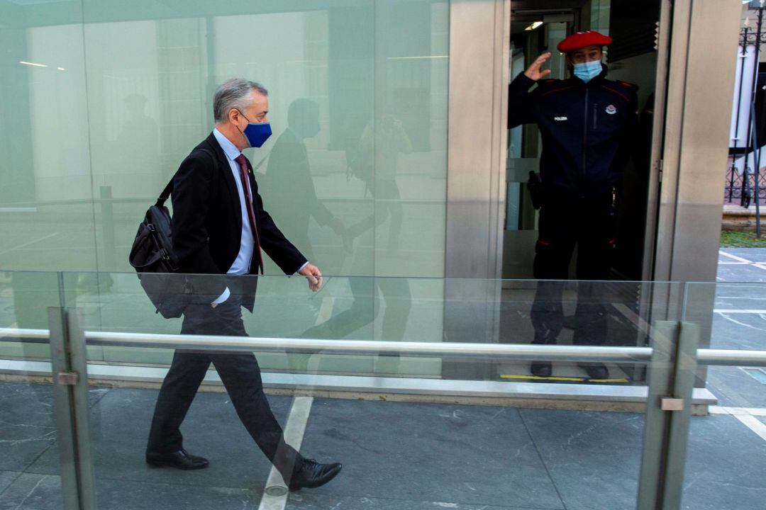 El lehendakari, Iñigo Urkullu, a su llegada a la sede del Parlamento Vasco en Vitoria para participar en el pleno que debate este jueves, entre otros asuntos, una iniciativa promovida por EH Bildu sobre la situación de la atención primaria de Osakidetza. 