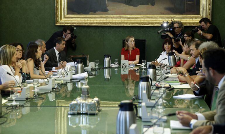 La presidenta del Congreso de los Diputados, Ana Pastor (c), preside la reunión que ha mantenido hoy la junta de Portavoces de la Cámara Baja. 