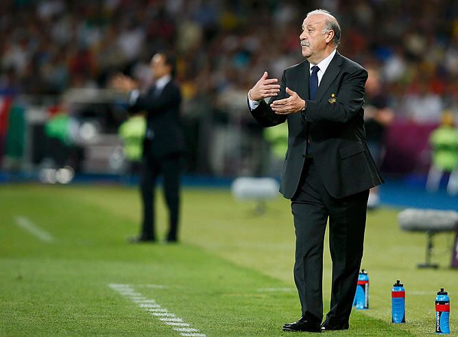 Del Bosque da instrucciones a sus jugadores durante la final de la Eurocopa