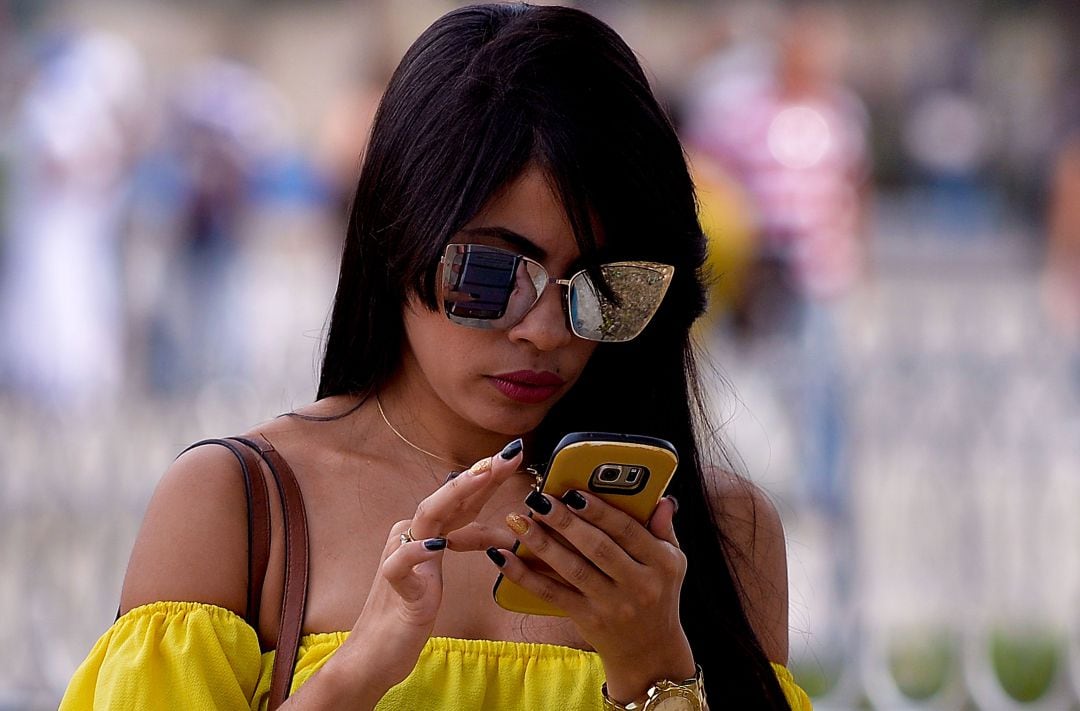 Una mujer utiliza un teléfono móvil.