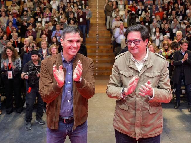 El secretario general del PSOE y presidente del Gobierno, Pedro Sánchez (i), y el ministro para la Transformación Digital y de la Función Pública, Oscar López, en la jornada de clausura del 15 Congreso Regional del PSOE de Madrid este domingo en la universidad Carlos III de Leganés. EFE/Borja Sánchez-Trillo