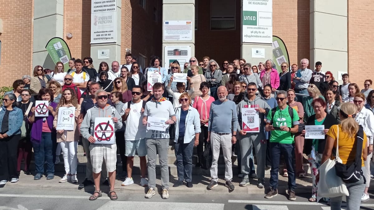 Protestas en la EOI de Benidorm por el recorte de Conselleria que elimina 13 grupos