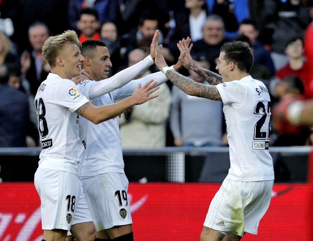 GRAF5583. VALENCIA, 24112018.- El delantero del Valencia Cf, Santi Mina celebra consus compañeros Rodrigo Moreno y Daniel Wass su gol ante el Rayo VAllecano, durante el partido de la decimotercera jornada de Liga que disputan en el estadio de Mestalla. EF