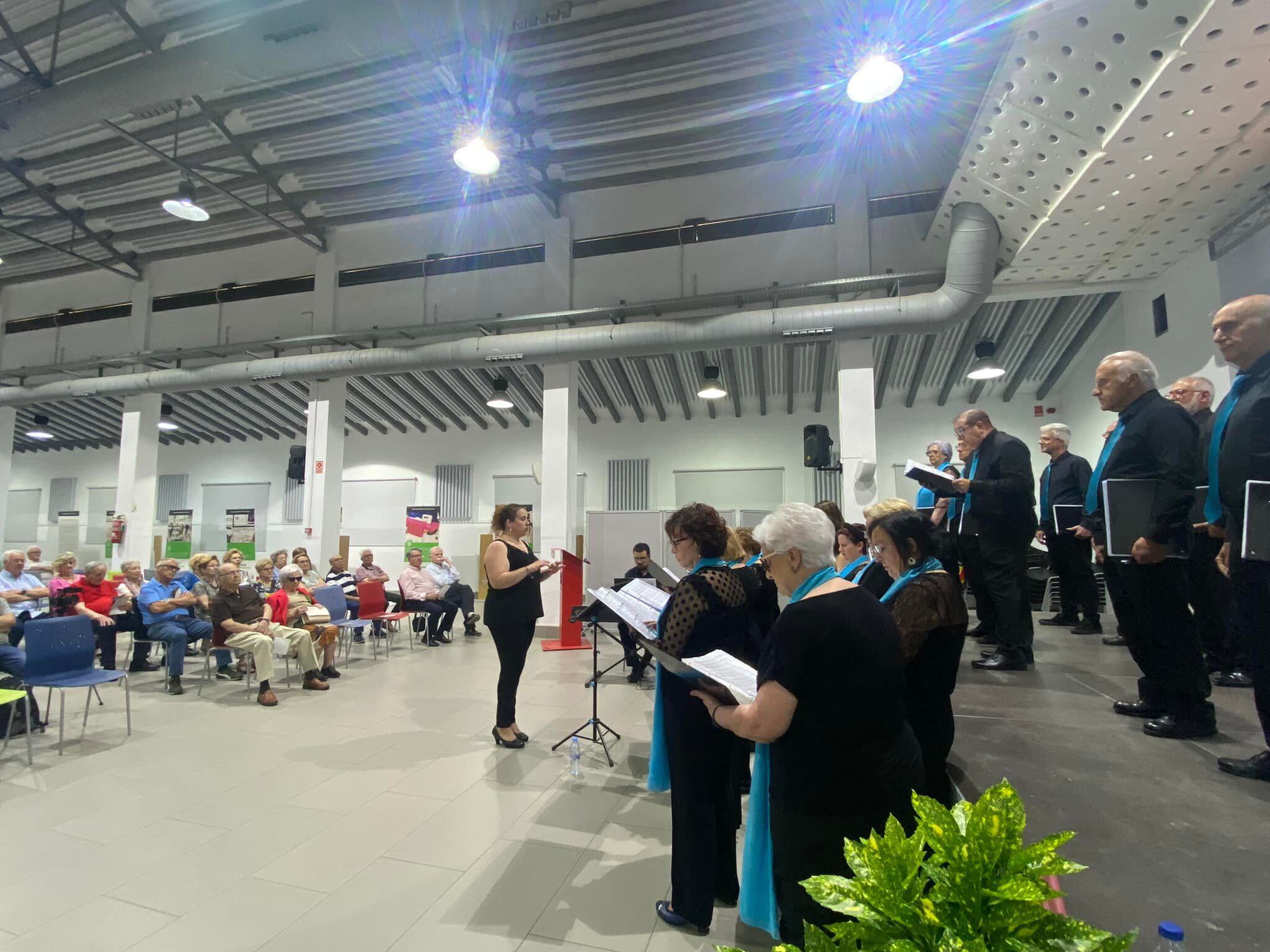 La Coral Polifònica Alcoiana, dirigida per Alexandra Soler, en un concert en Àgora.