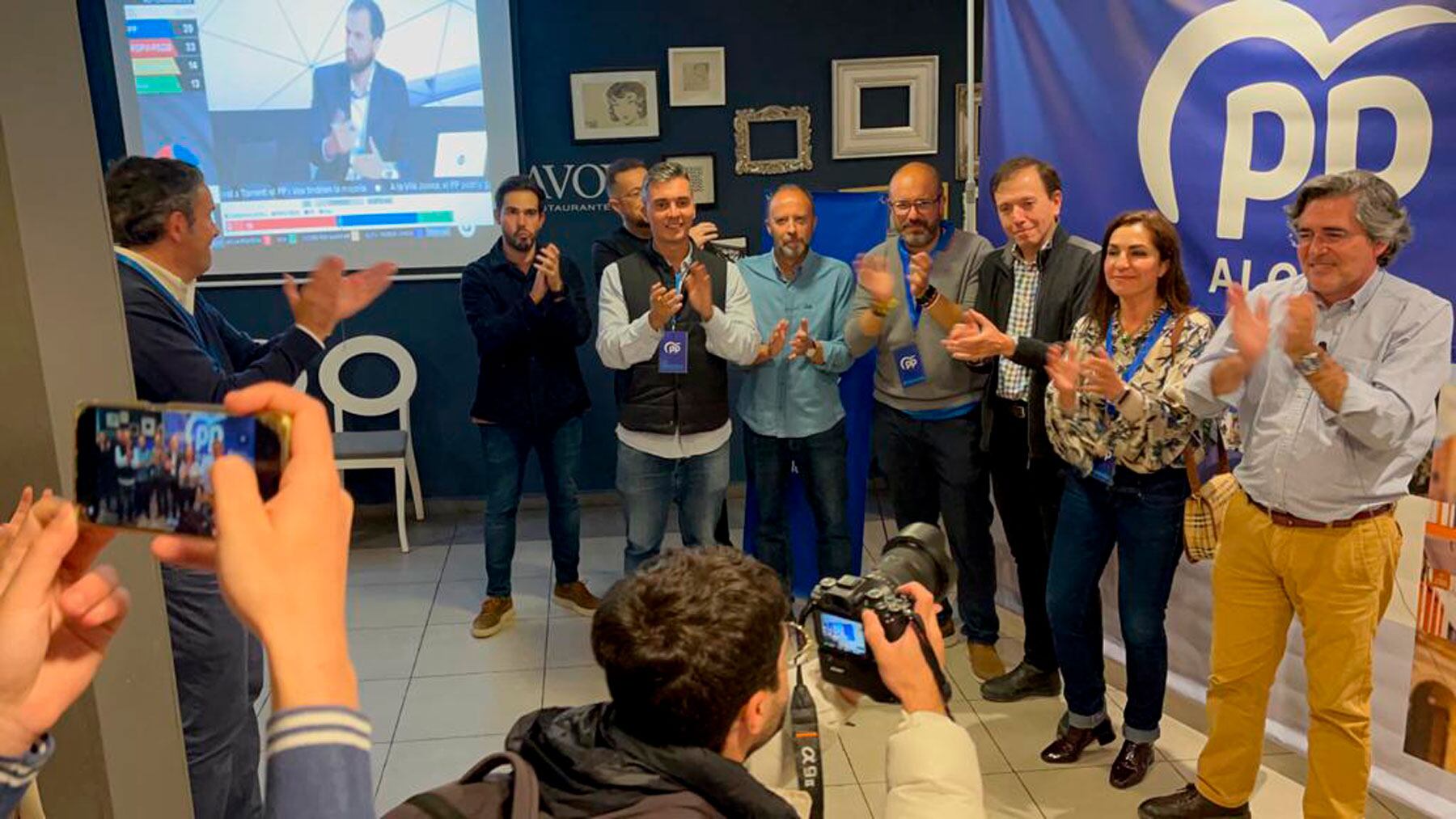 Aplausos para los componentes de la lista del PP con su candidato a la alcaldía, Carlos Pastor, al frente