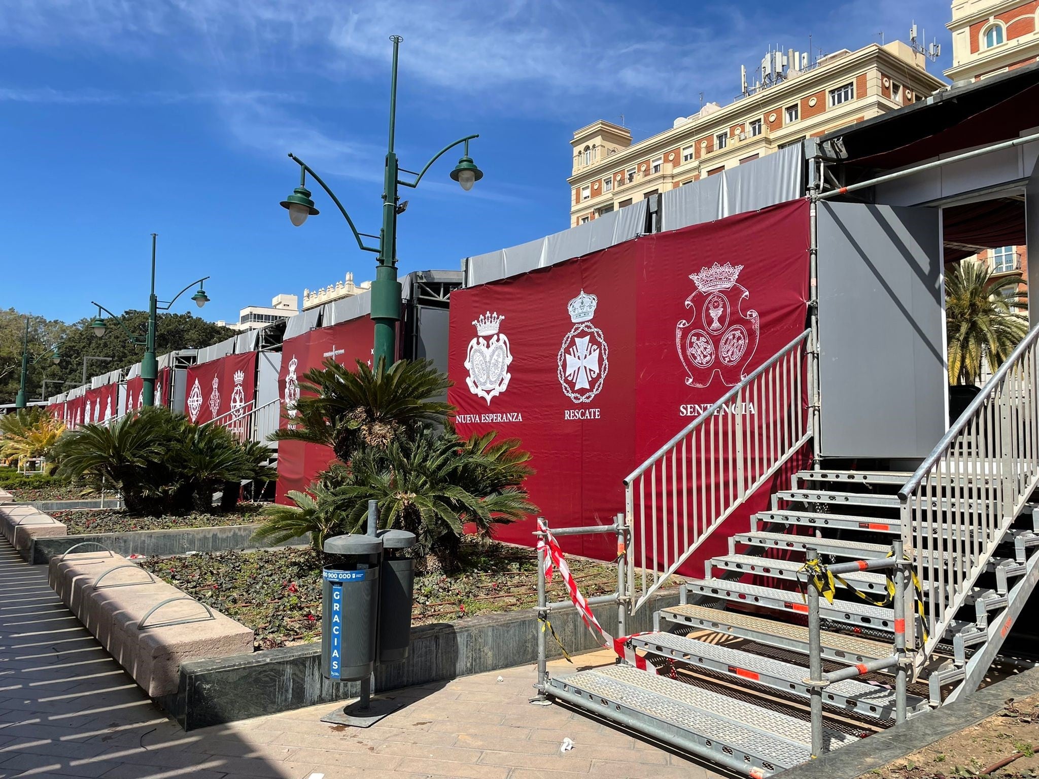 Parte trasera de la tribuna ubicada en la Plaza de la Marina
