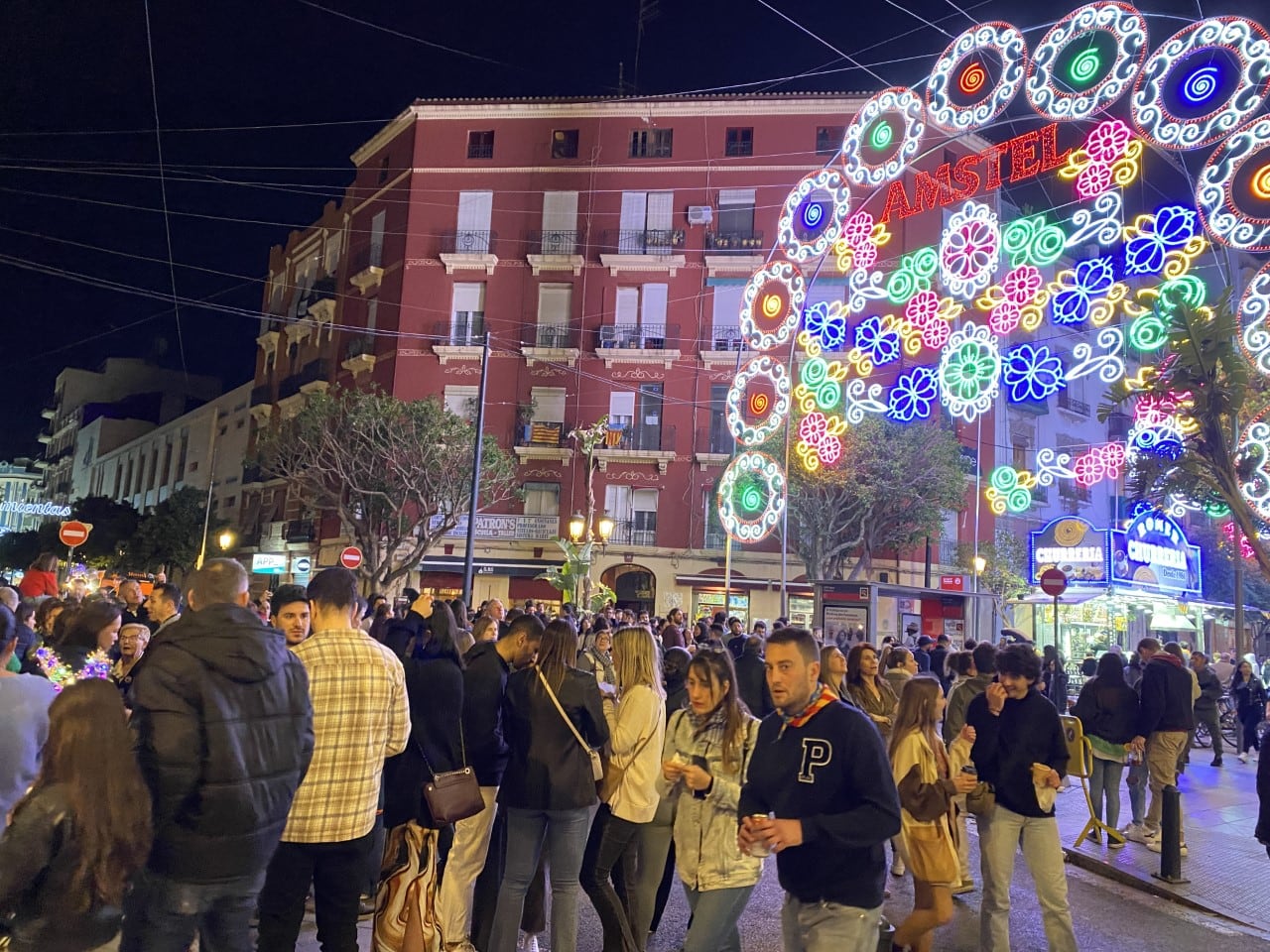 Una calle del barrio de Russafa (València) durante las Fallas 2023.