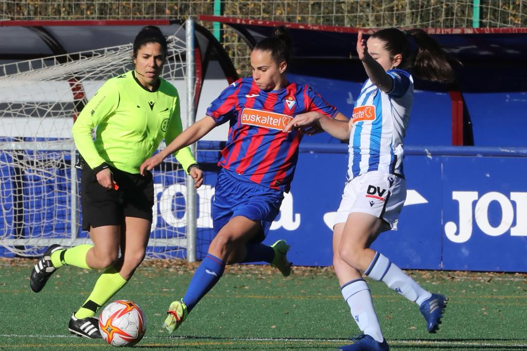 Miriam Rodríguez se prepara para disparar el balón en el derbi de la primera vuelta