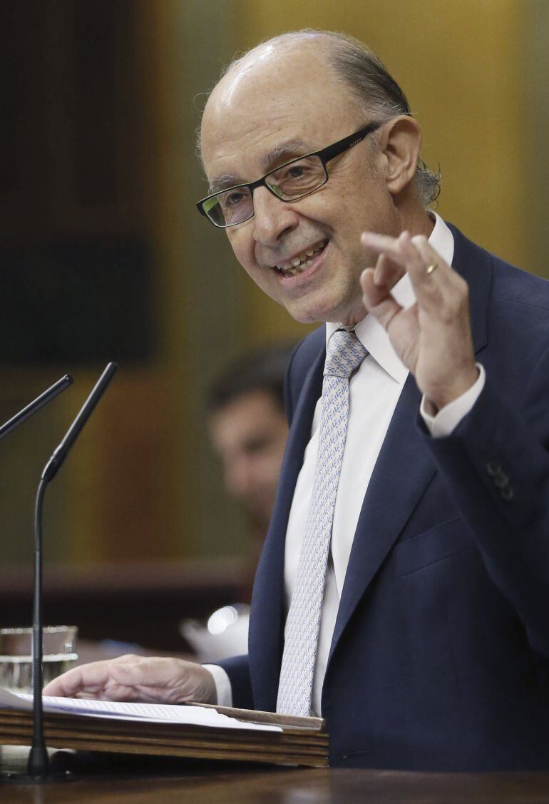 GRA083. MADRID, 24/06/2015.-El ministro de Hacienda, Cristóbal Montoro, durante su intervención hoy en la sesión de control al Ejecutivo del pleno del Congreso . EFE/Fernando Alvarado