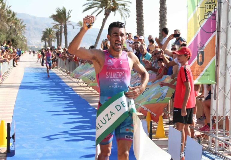 Roquetas saludando a su campeón en la llegada a meta.