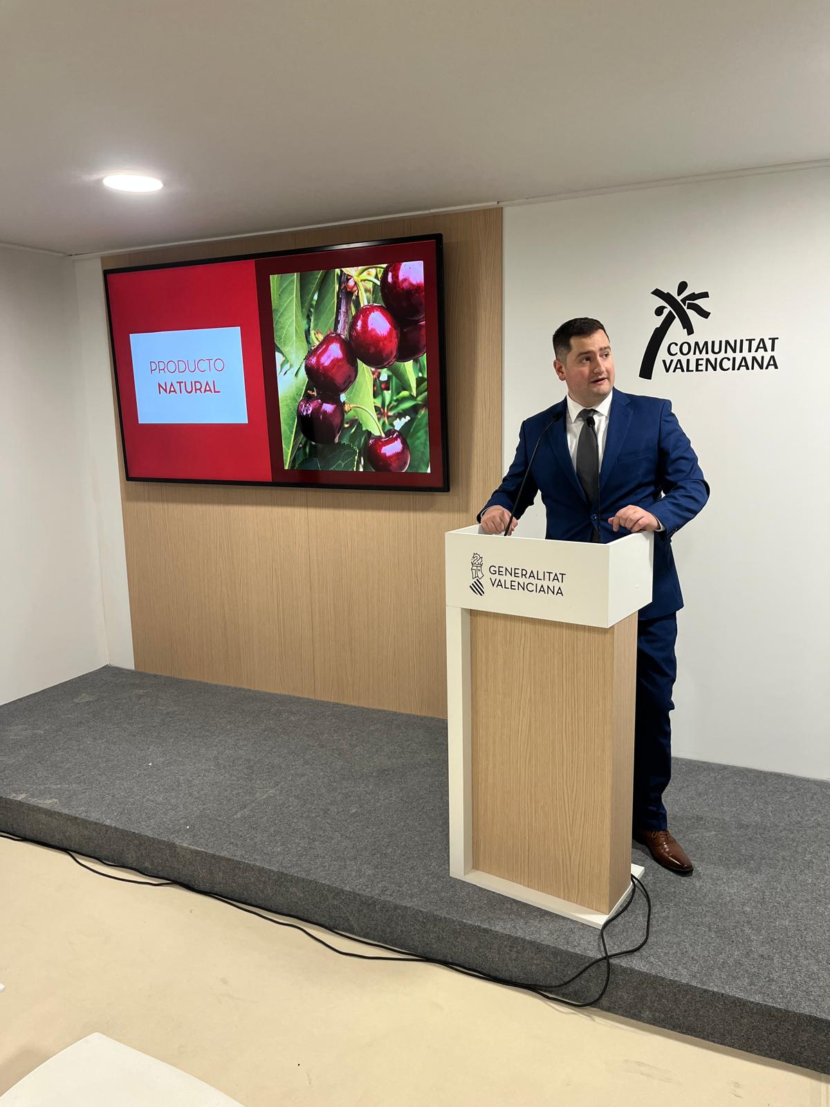 Jordi Ortiz de CREA 360, durante la presentación de las cerezas de Almudaina