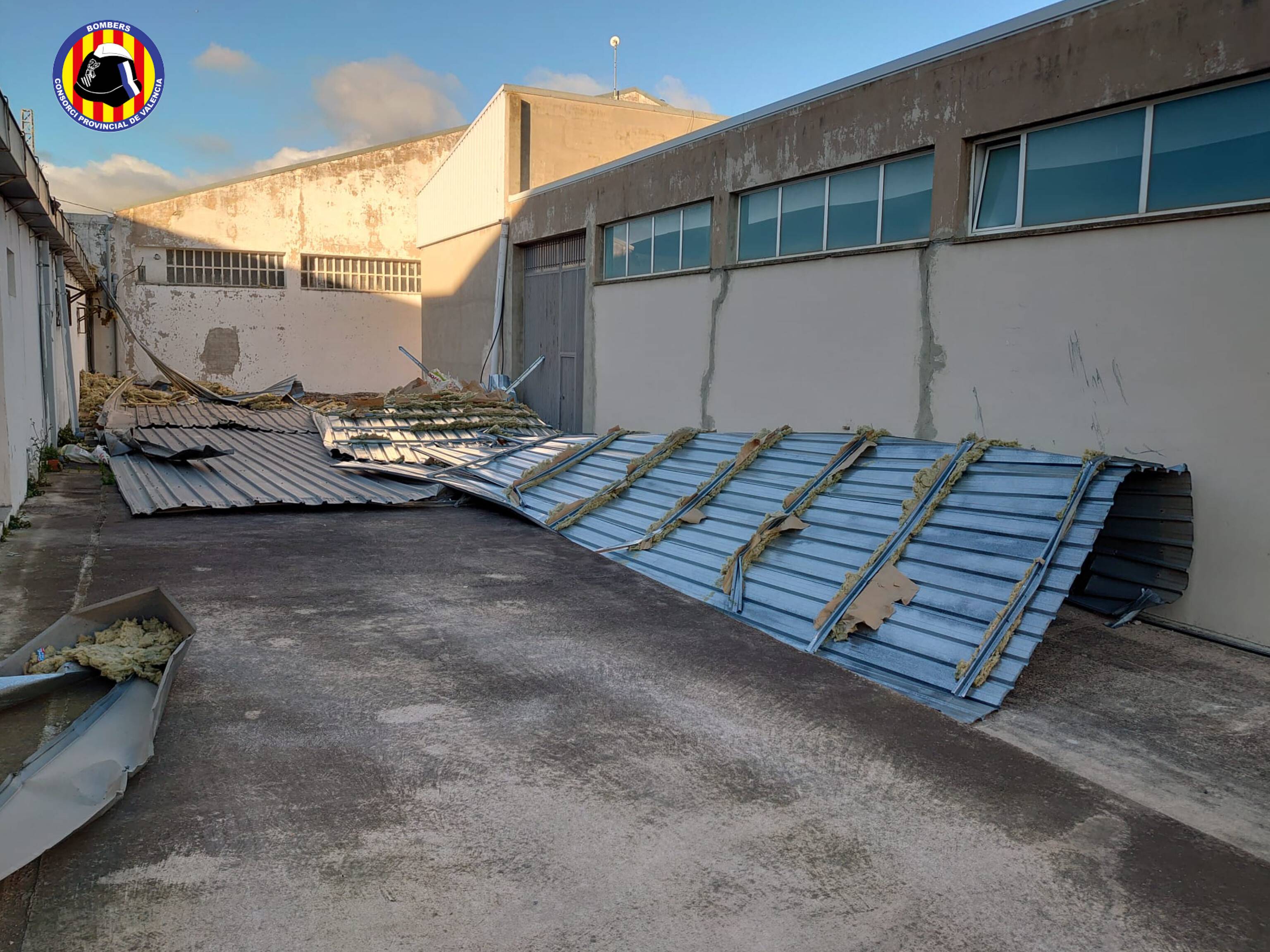 Imatge de les plaques caigudes a una fàbrica d&#039;Ontinyent // Foto: Bombers de València