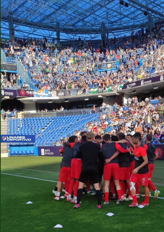 Linares Deportivo y afición azulilla en Riazor.