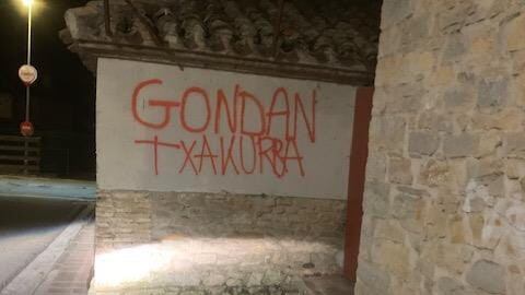 Pintadas en Zizur Mayor contra el alcalde de la localidad, Jon Gondán.