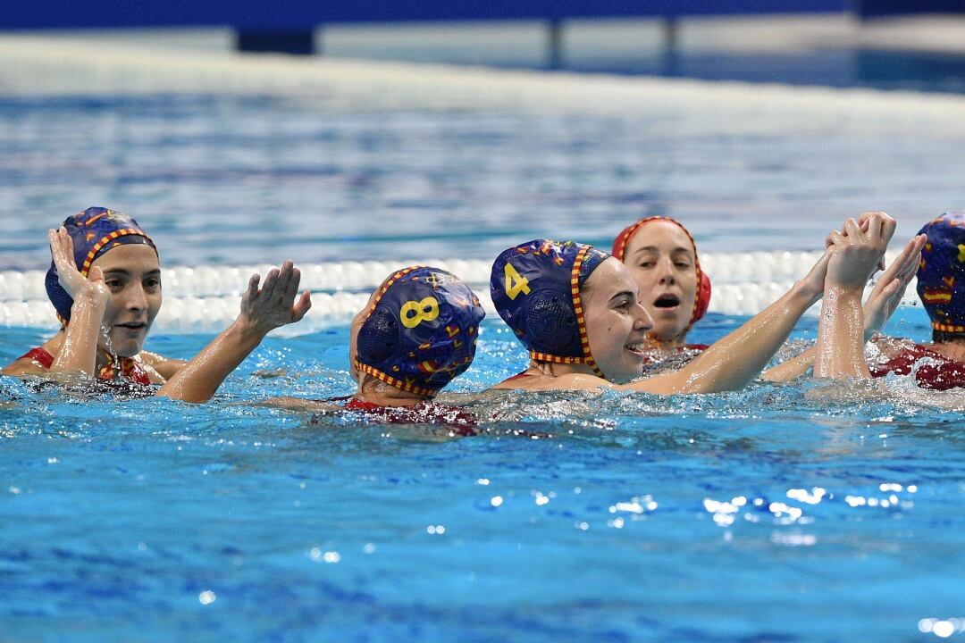 La selección femenina de waterpolo celebra su pase a la final del Europeo