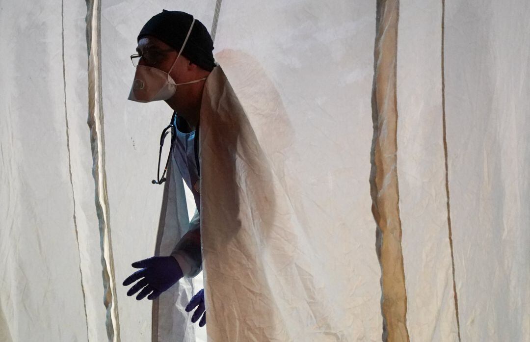 Imagen de un médico con una mascarilla en Alemania