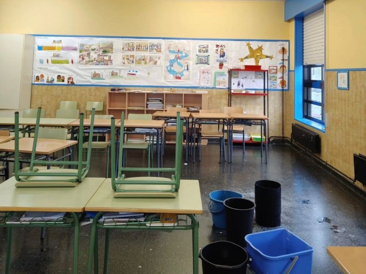 “Llueve dentro del colegio”: familias del Wenceslao Fernández Flórez exigen una solución urgente