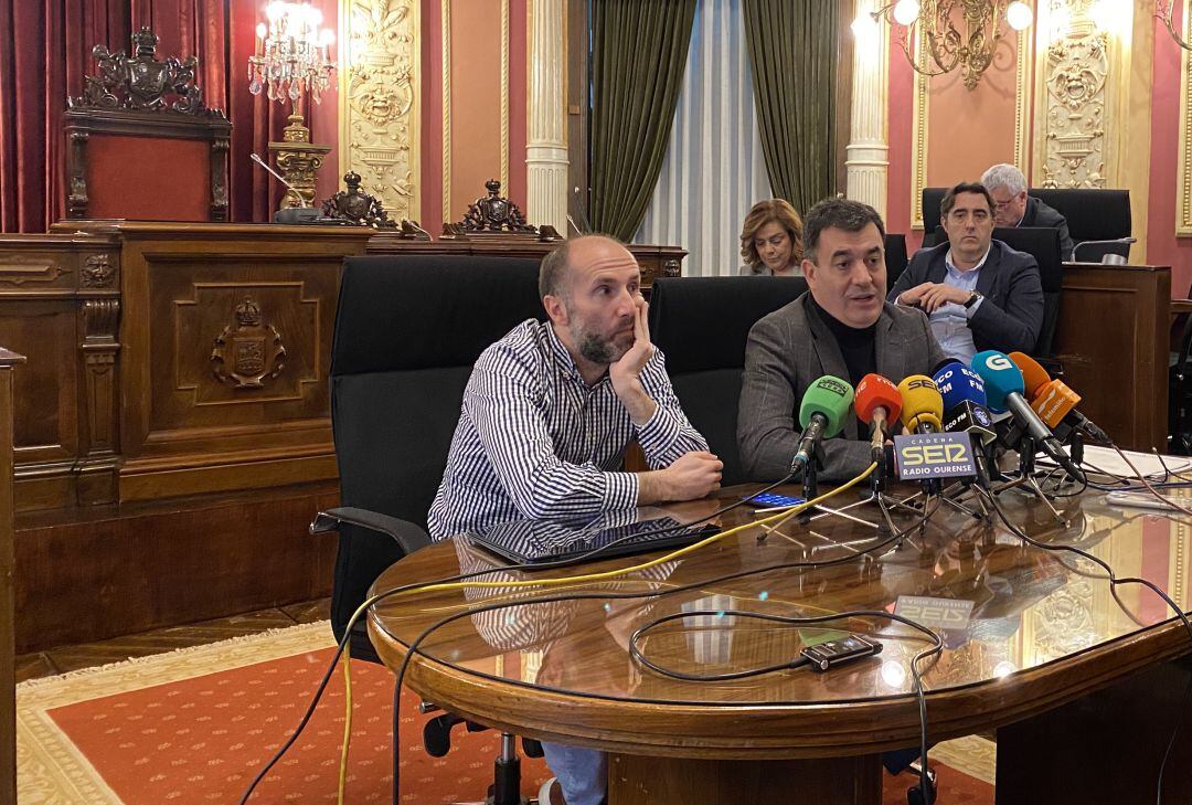 El alcalde de Ourense y el conselleiro de cultura esta mañana en el salón de plenos