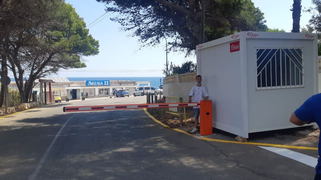 Momento de la instalación de la barrera y la caseta, a principios de verano.