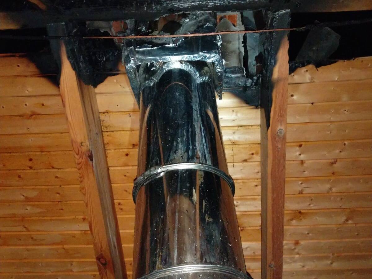 Un incendio en una chimenea calcina parte de la cubierta de una vivienda en Toral de los Vados
