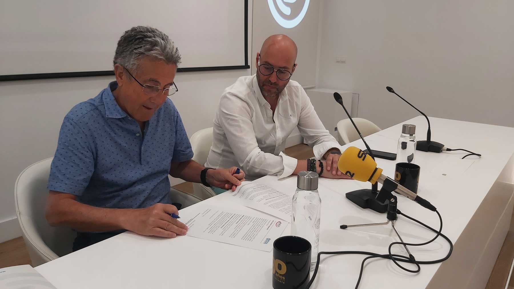 Pep Jordá y Miguel Ángel Llorens durante la firma del convenio de colaboración entre Mutua Levante Seguros y ACECA