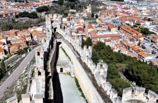 El Castillo de Peñafiel con la villa al fondo