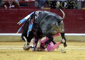 Momento en el que el diestro Juan Jose Padilla es cogido en la cara por su segundo toro de la corrida de Feria del Pilar de Zaragoza