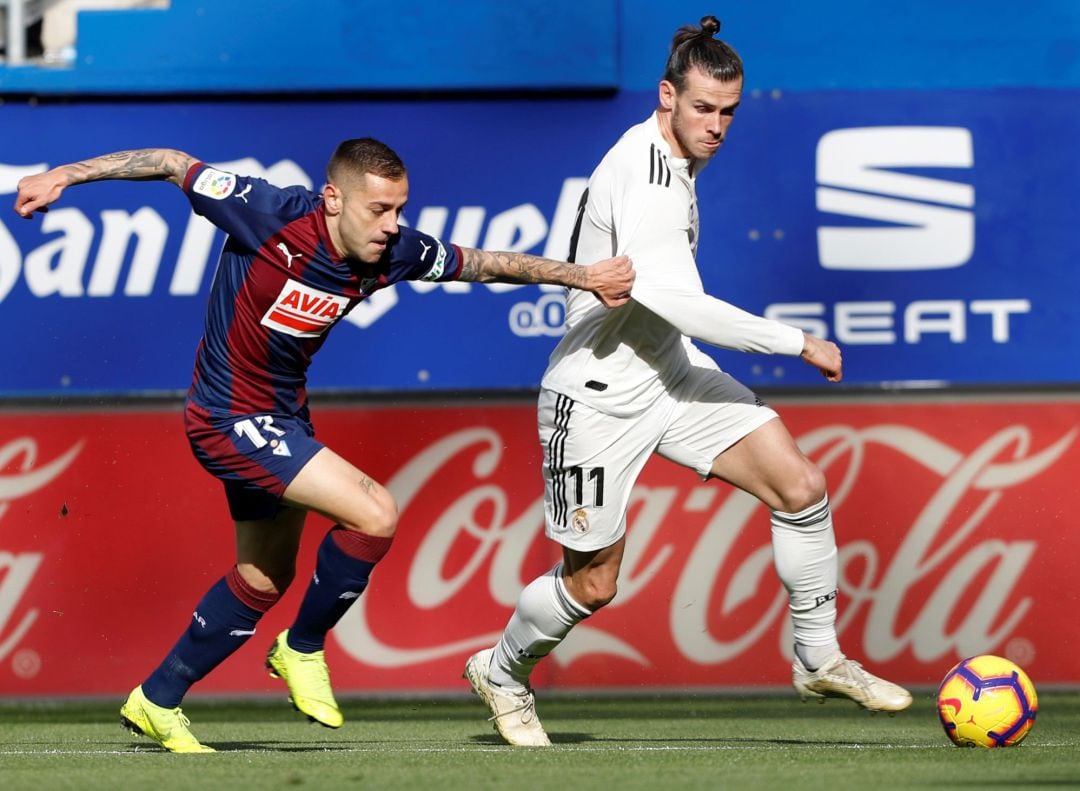 Rubén Peña (i) disputa un balón con el jugador galés del Real Madrid, Gareth Bale