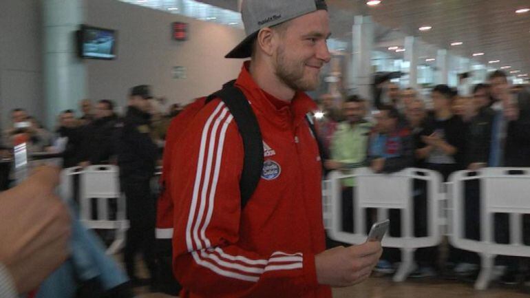 El Celta a su llegada al aeropuerto de Peinador arropado por la afición