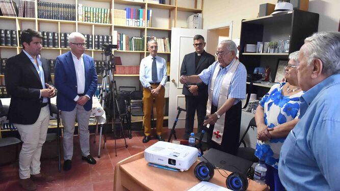 El padre Peña en un homenaje